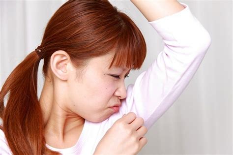 Bau badan adalah bau yang sangat tidak nyaman yang dikeluarkan oleh tubuh manusia akibat dari bakteri yang hidup di kulit memecah keringat menjadi tips melalui kebiasaan dan gaya hidup sehat. Begini Cara Menghilangkan Bau Badan yang Tepat - Alodokter