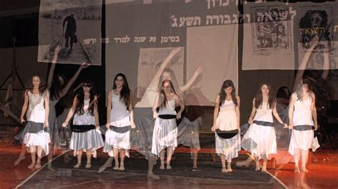 תום ומובי מציינים את יום הזיכרון לחללי מערכות ישראל ואת יום העצמאות. ‫אבי נעים - בית אריה - ערב יום הזיכרון לשואה ולגבורה תשע"ג ...