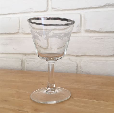 Vintage 1960s Small Wine Glasses With Platinum Rim And Laurel Etsy