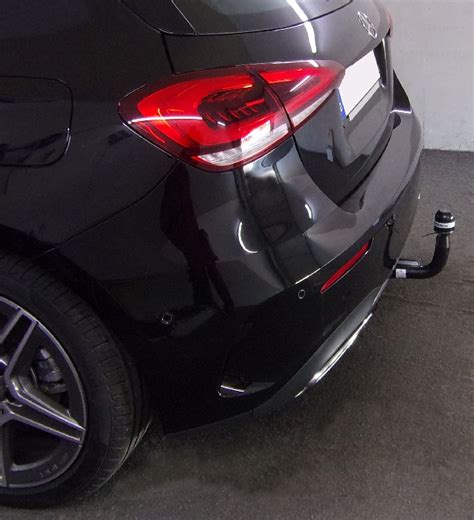 Wer einen anhänger mit seinem fahrzeug bewegen möchte, benötigt eine anhängerkupplung und den passenden elektrosatz. Anhängerkupplung Mercedes A-Klasse W177, spez. AMG-Line ...