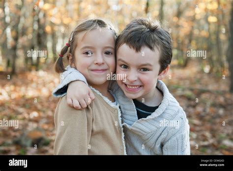 Bruder Und Schwester In Der Natur Stockfotografie Alamy