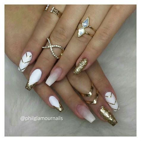 Combinar unas uñas pintadas de color negro con una uña pintada de colro dorado texturado es uan buena idea para usar en la noche… combinar el color rosa con un tono de uñas verde es una buena idea. Pin on uñas
