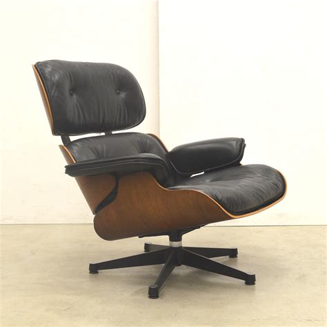 The organic chair is a comfortable small reading chair and was made in 1940 as a contribution to the new york moma's organic the first were chairs such as eames' famous plastic armchair or saarinen's tulip chair. Rosewood lounge chair by Charles & Ray Eames for Vitra ...