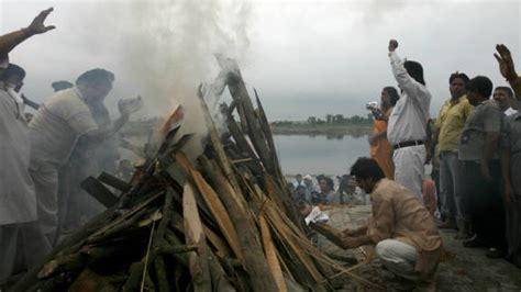 India S Burning Issue With Emissions From Hindu Funeral Pyres Cnn