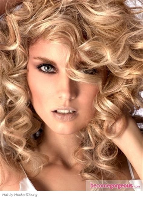 Honey blonde hair can look wonderfully sweet and bright. Pictures : Blonde Hair Color Shades - Light Honey Blonde ...