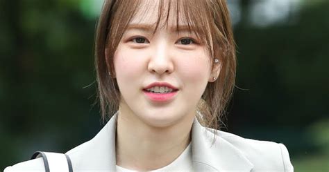 red velvet s wendy suffers broken pelvis wrist and facial injuries after falling off stage at