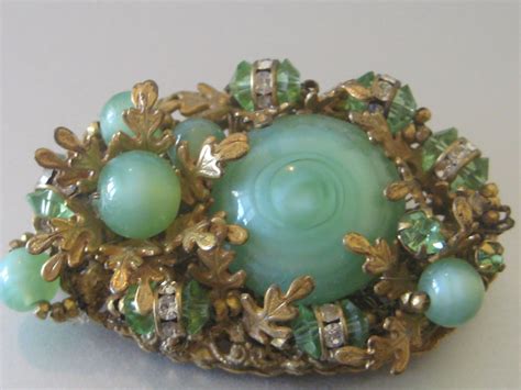 Vintage Miriam Haskell Pin Brooch Mint Green Color Art Glass Rhinestone Filigree ビーズ ジュエリー