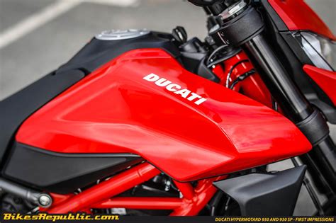 Euro 5 regulations and a new livery that recalls the racing world with its colours and that of freestyle sports with its graphics, highlighting the youthful character of the bike. Ducati-Hypermotard-950-ReviewHypermotard_950_Static-32 ...