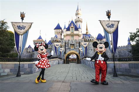 Bicapa Restante Acerca De Minnie Mouse En Disneyland Vena Reaccionar