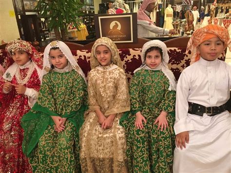 شاهد سعودية تصمم أزياء عصرية بروح حجازية تراثية