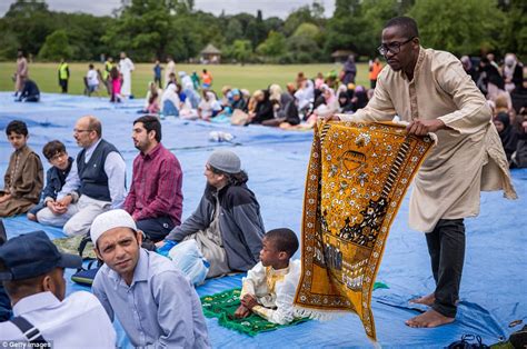Muslims Gather In Birmingham To Mark End Of Ramadan Daily Mail Online