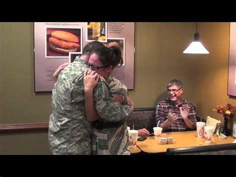 returning soldier surprises wife at chick fil a [video]