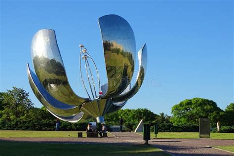 Planche La Escultura Grande De La Flor Con Energía Solar En Buenos