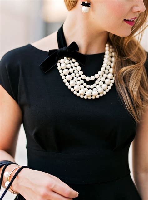 Girl In Pearls A Lonestar State Of Southern Fashion Necklace Outfit Pearl Necklace Outfit