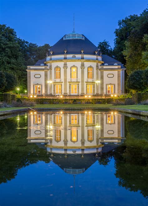 Nach einer äußerst kurzen und umso intensiveren aufbauphase präsentierten michael niavarani & georg hoanzl bereits im sommer 2020 mit dem theater im park eine neue freiluftbühne im herzen wiens. Theater im Park Foto & Bild | architektur, spiegelung, nrw ...