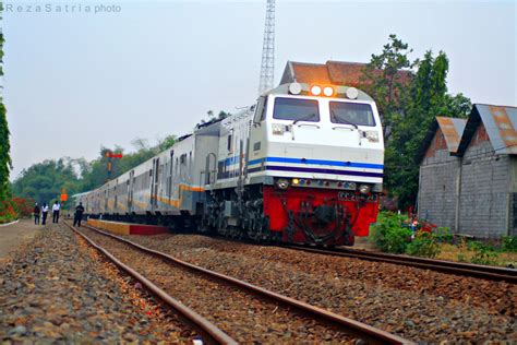 Kereta Api Gajayana Ka 7023 Gajayana Berjalan Langsung Sta Flickr