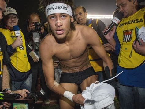 Neymar dá olé em repórteres no campo e fica quase pelado na festa