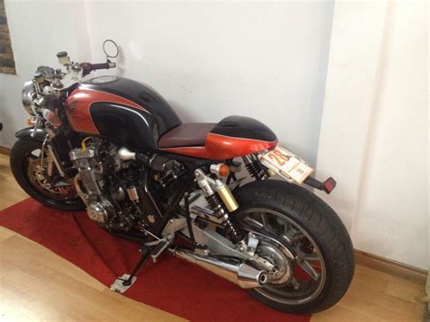 Hustoklín pod motor, hustokruté gripy, super truper zrcátka v kterých nebylo nic vidět a další nesmysly jako padáky a tak. Honda Cb1000 SF Big 1 Cafe Race độ tại gia | 2banh.vn