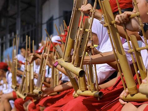 Gambus adalah alat musik yang berasal dari daerah riau. 15 Alat Musik Tradisional Indonesia - Sahabatnesia