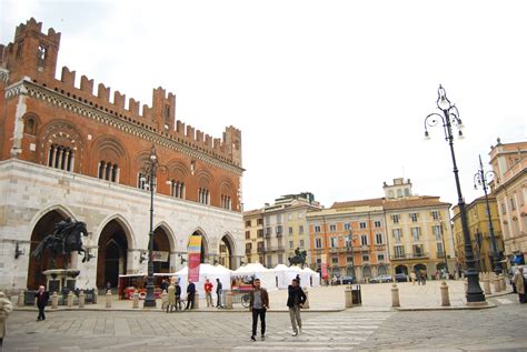 Pochi sono i riscontri dell'età del bronzo, i popoli celti e liguri stanziati nel nord dell'italia non hanno lasciato tracce importanti nella zona dell'attuale piacenza. Piacenza: Piazza Cavalli - Viaggi, vacanze e turismo ...