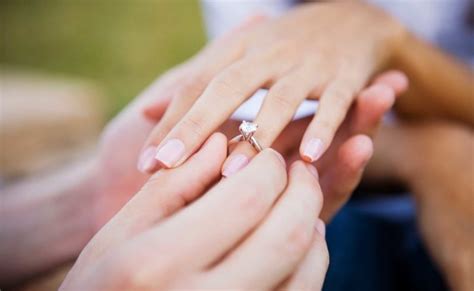 Yang sunatnya ialah menghebahkan pernikahan. Pertunangan Menurut Islam | Azhan.co