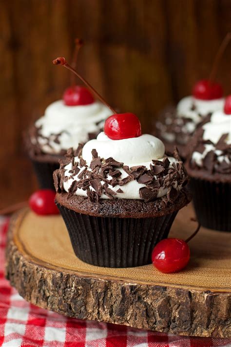 12 Incredibly Gorgeous and Easy Cupcake Decorating Ideas for Christmas