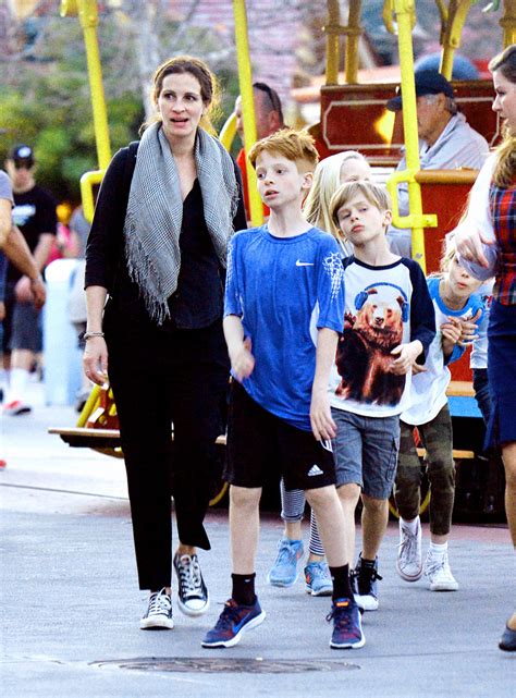 Julia Roberts Kids Hit Disneyland Without Hubby National Enquirer