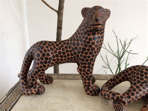 El melanismo es un exceso de pigmentación oscura en un animal, población o grupo, lo cual se traduce en un ennegrecimiento de la piel.un ejemplo típico es la 'pantera negra': Jaguares, chiapas, México | Totem, Giraffe, Cats
