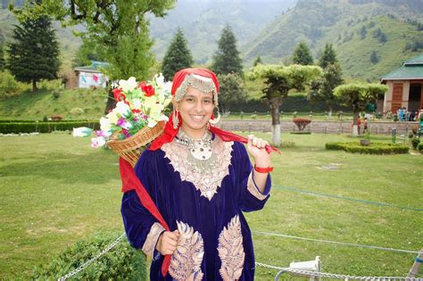 Traditional Kashmiri Clothes Kashmir Traditional Dresses Dress