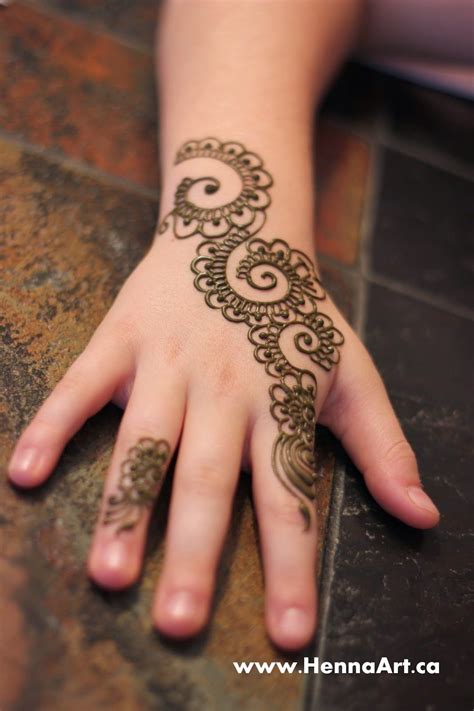 Most women prefer getting intricate henna designing done on their hands. Sunday Funday Design 3 | Small henna, Henna designs, Henna ...