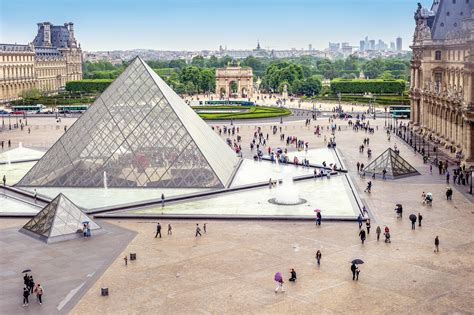 pyramide du louvre