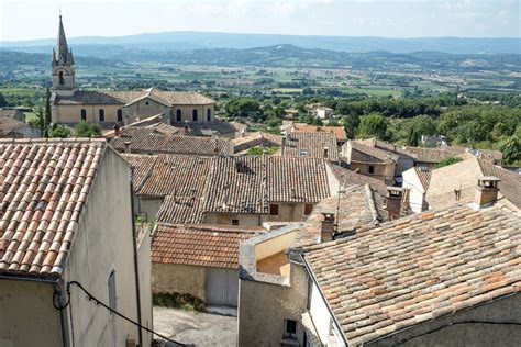 タラスクの伝説は、フランス南部プロヴァンス地方に、12世紀初頭 、あるいは12世紀末に発祥したものと考えられている 。 中世のいくつかの文献のなかに、とくに『黄金伝説』所収の聖女マルタ伝があるが 、これは12世紀中葉～13世紀中葉の主な4種の中世ラテン語文献のなかでももっとも短文. Saint-Rémy-de-Provence - Mehr als ein Relikt - provence ...