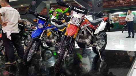 Selain artikel kode warna merah cbr yang anda cari, anda juga bisa menemukan banyak artikel mengenai harga sepeda motor, motor terbaru.adalah sporty red, entah kenapa warna merah selalu paling diminati masyarakat indonesia mungkin karena bendera kita berwarna merah putih. Gambar Motor Klx Warna Merah - Penampakan Kawasaki ...