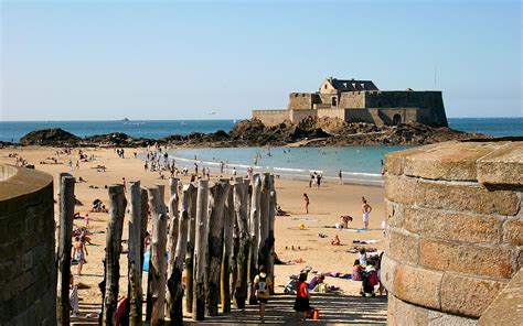 The walled city had a long history of piracy, earning much wealth from local extortion and overseas adventures. Saint-Malo - Les Closeaux Phil
