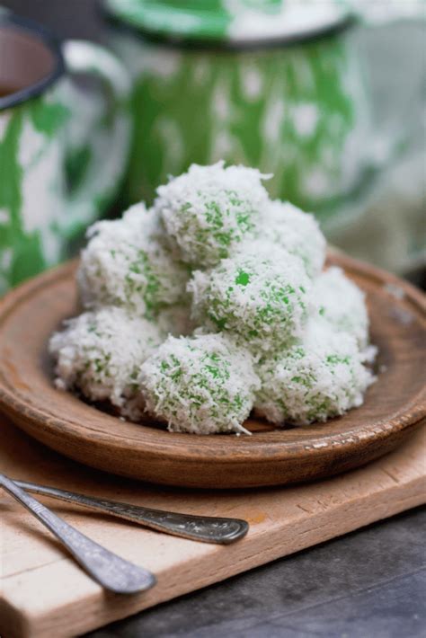 20 Easy Indonesian Desserts Insanely Good