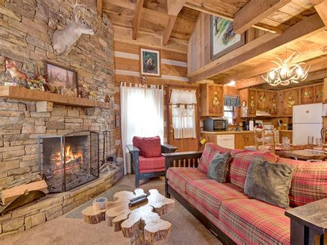 Honeymoon and wedding packages in the smoky mountains near pigeon forge Fox Den Cabin in Gatlinburg w/ 2 BR (Sleeps4)