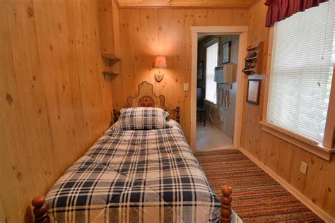 In addition to these large single rentals, multi cabin resorts are also ideal for wedding guests that prefer privacy, but still want to be part of the group. Vacation Home & Cabin Rental in Peaceful Lakefront ...
