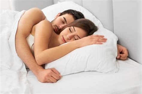 la posición en que duermes con tu pareja dice mucho de la relación