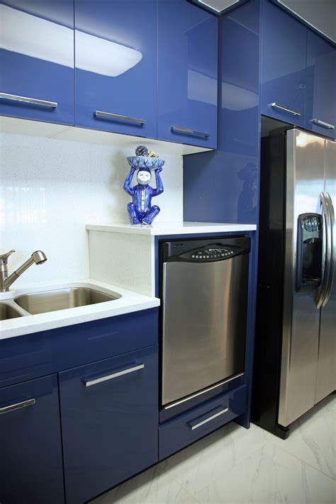And, the cabinets include lots of extras. Geneva Cabinet Company | Lake Geneva, Wisconsin Modern kitchen features raised dishwasher for ...