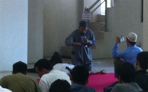 Ada beberapa ciri atau tanda tanda gangguan jin dan sihir pada manusia , periksalah apakah tanda tanda tersebut ada pada diri kita masing masing. Ciri Ada Jin Di Tubuh Kita - Ini Cirinya
