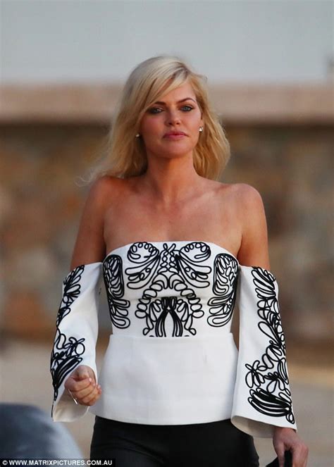 The Bachelorette Sophie Monk Has Beach Date In Sydney Daily Mail Online
