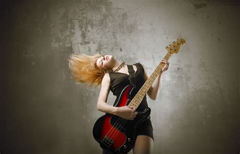 Chica Rockera Con Una Guitarra Foto Premium