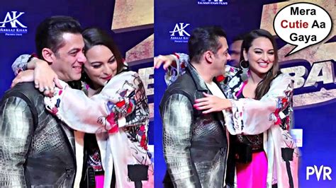 Salman Khan Hugs Sonakshi Sinha Cute Moment At Dabangg 3 Grand Premier Youtube