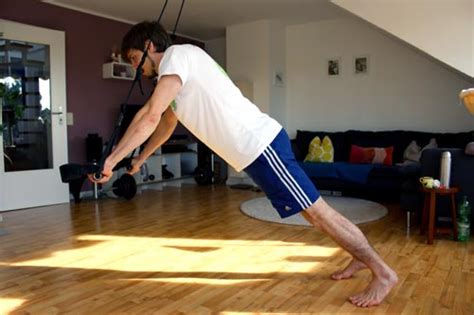 Doch welche übungen gehören eigentlich zu den basics? Sling Trainer Übungen zur effektiven Stärkung für Rücken ...