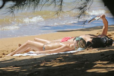 Margot Robbie Nue Dans Beach Babes