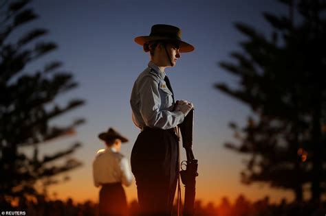 stunning pictures capture the most powerful moments of anzac day 2019 daily mail online