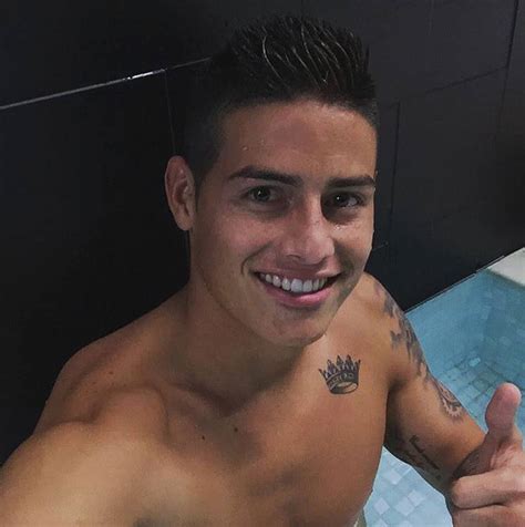 Jugador del @everton y selección colombia @fcfseleccioncol bienvenidos⚽. En la parte izquierda del pecho el futbolista