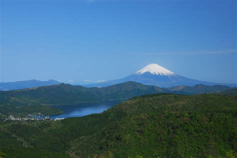 箱根(はこね) хаконе 東京(とうきょう) токио 約(やく) около, приблизительно 分(ふん) минута 行(い)くидти, ехать 自然(しぜん) природа 囲(かこ)む окружать 観光地(かんこうち). 大観山からの富士山 - 箱根町