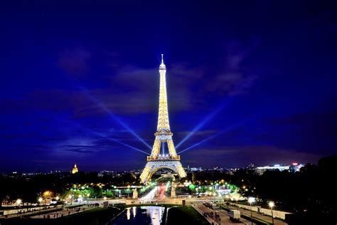 巴黎艾菲爾鐵塔的日與夜，綺麗花都浪漫起點
