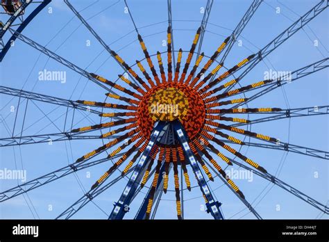 Spass Auf Dem Münchner Oktoberfest Bayern Deutschland Stockfotografie Alamy